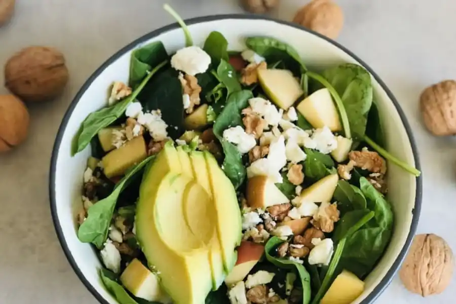 La ensalada de espinacas es una excelente opción rica en magnesio.