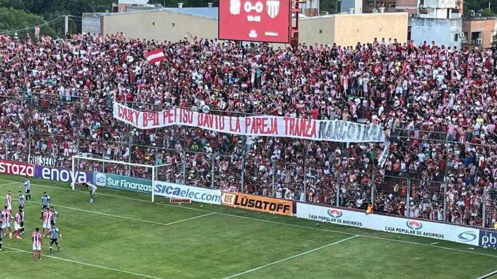 LA BANDERA DE LA POLÉMICA. La barra brava de San Martín colgó una bandera con la cual delató a dos referentes de la hinchada.