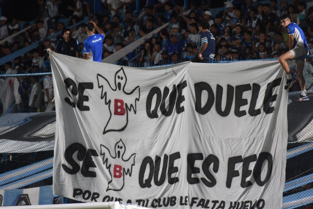 MENSAJE. En la previa del duelo contra Newell's, los hinchas de Atlético se acordaron del fracaso de San Martín.