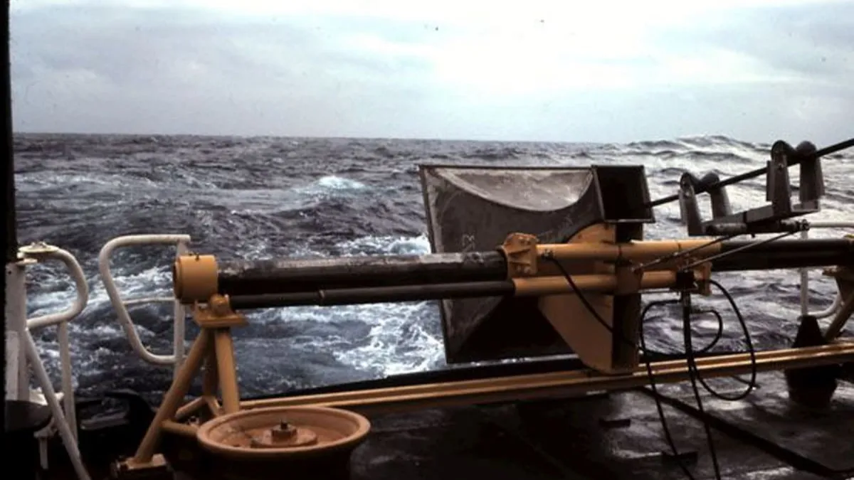 Vista desde la popa del barco de los investigadores mientras remolca el largo conjunto horizontal de hidrófonos. Se puede ver el cable de remolque atravesando la bocina de metal en la popa. Los hidrófonos están a varios cientos de metros detrás del barco y a unos 200 metros de profundidad.