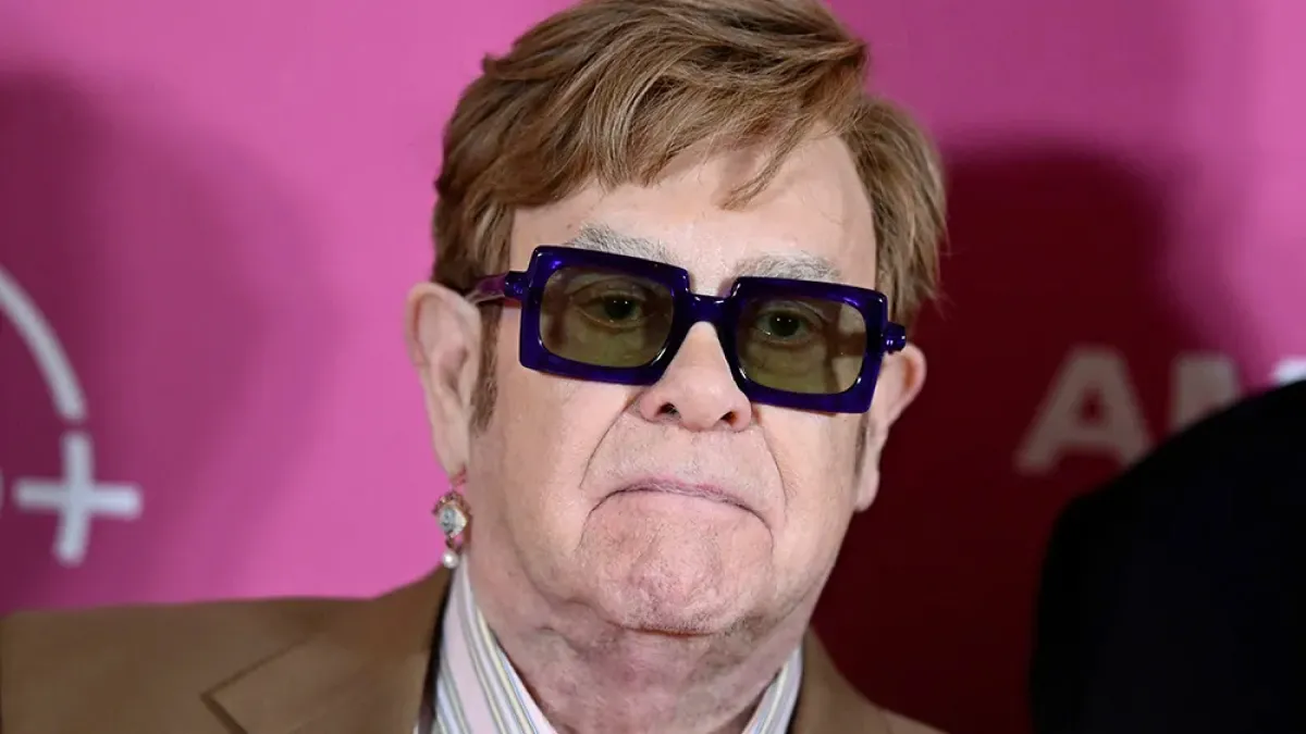 Elton John confesó haber perdido la vista en una gala benéfica. 