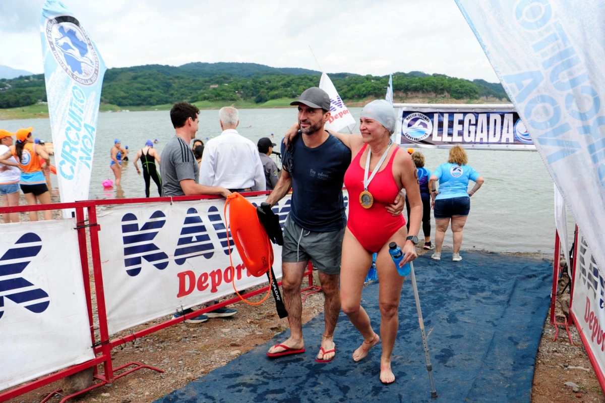 LLEGADA. Isolina luego de su participación en la competencia en El Cadillal, acompañada por su esposo. LA GACETA / FOTO DE DIEGO ARÁOZ