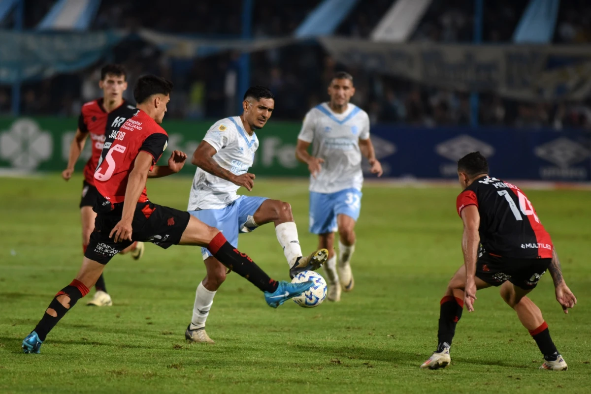 REFERENTE. Adrián Sánchez fue clave durante todo el semestre, no podrá jugar frente a Independiente por haber llegado a las cinco amarillas. FOTO: DIEGO ARAOZ - LA GACETA