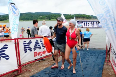 Le diagnosticaron un cáncer grave, le extirparon media cadera, pero eso no la detuvo y atravesó El Cadillal a nado