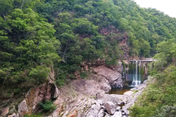 Vacaciones 2025: detrás de túneles abandonados se esconden unas bellas cascadas en Tucumán
