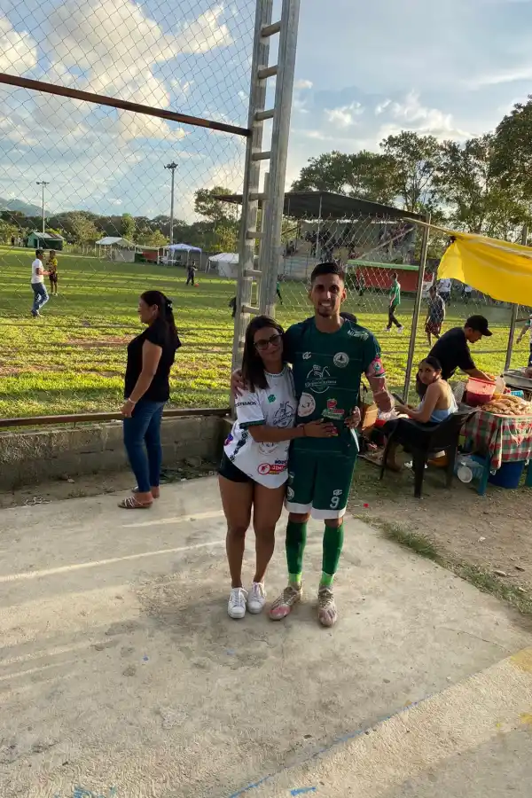 EN PAREJA. Nahuel Luna posa junto a su novia Massiel Romero Cruz.