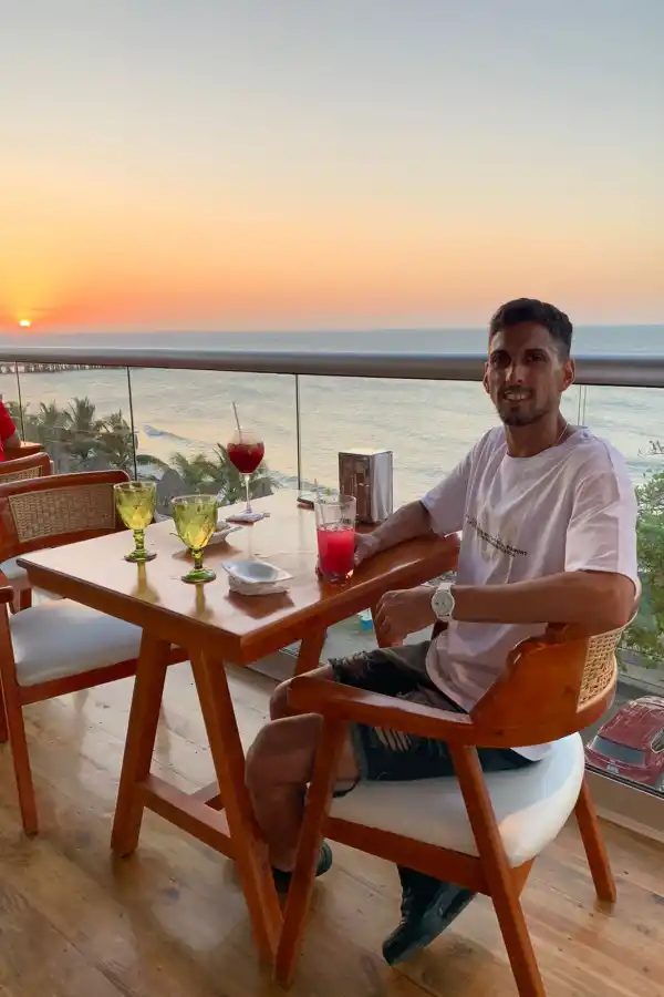 MODO TURISTA. Nahuel Luna posa en el Muelle de Cabotaje, ubicado en La Ceiba.