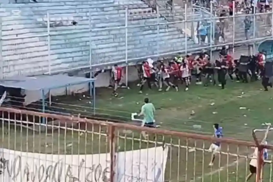 “Pensé que no iba a ver más a mi familia”, dijo un jugador de Sportivo Guzmán atacado por la hinchada de Atlético Concepción