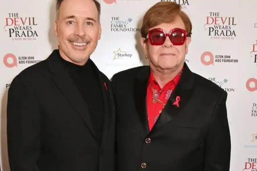 El emblemático cantante asistió al evento del cual es productor, The Devil Wears Prada: The Musical y confesó haer perdido la vista. 