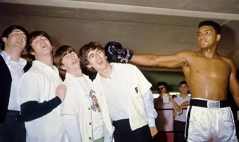 UNA IMAGEN ICÓNICA. El simulado golpe de Cassius Clay (antes de rebautizarse como Mohamed Ali) que noquea a los músicos británicos.