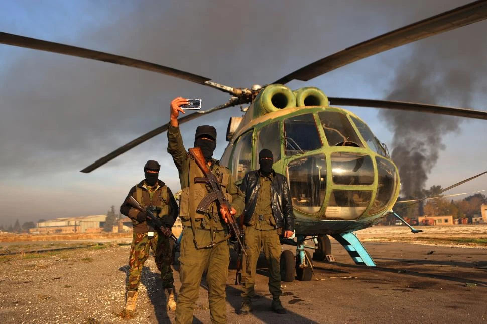 UNA SELFIE ANTES DE VOLAR. Los rebeldes se preparan para partir del aeropuerto militar de Nayrab, en Alepo.