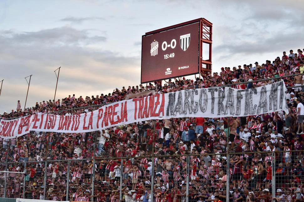 UNA PRUEBA. La “narcobandera” fue el único “trapo” que colgó la barra brava de San Martín durante el decisivo duelo que terminó perdiendo. 