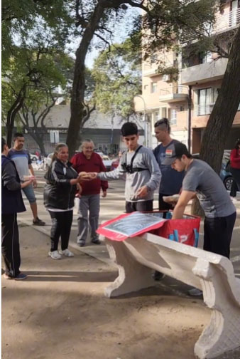 PLATO CALIENTE. El tiktoker recorrió la ciudad para entregar almuerzos.