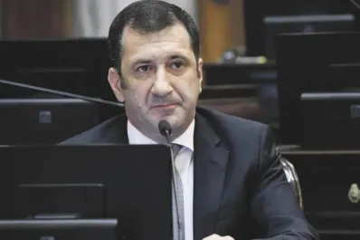 Demoran al senador Edgardo Kueider en Paraguay con una millonaria suma de dinero sin declarar