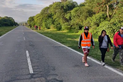 Piden transitar con precaución por la Ruta Nacional 38 por la presencia de peregrinos