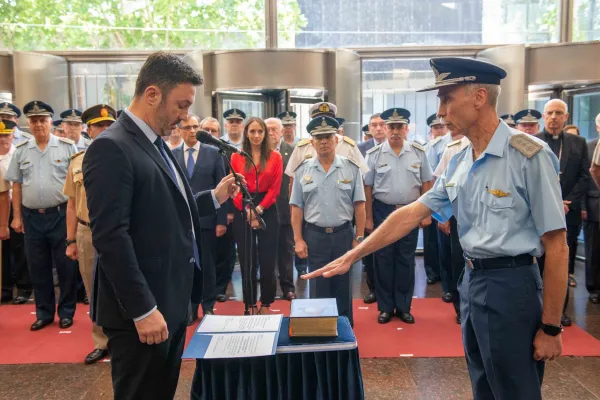 Luis Petri le tomó juramento al nuevo jefe de la Fuerza Aérea