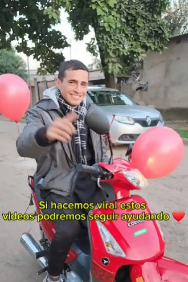 UNA MOTO. El verdulero, Lucas Roldán recibió un regalo inesperado.