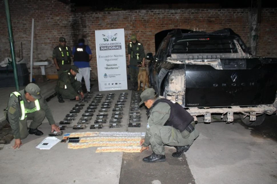 EN PLENO TRABAJO. Los gendarmes acomodan los panes de cocaína que eran trasladados en una camioneta que fue detenida en Las Mesadas.