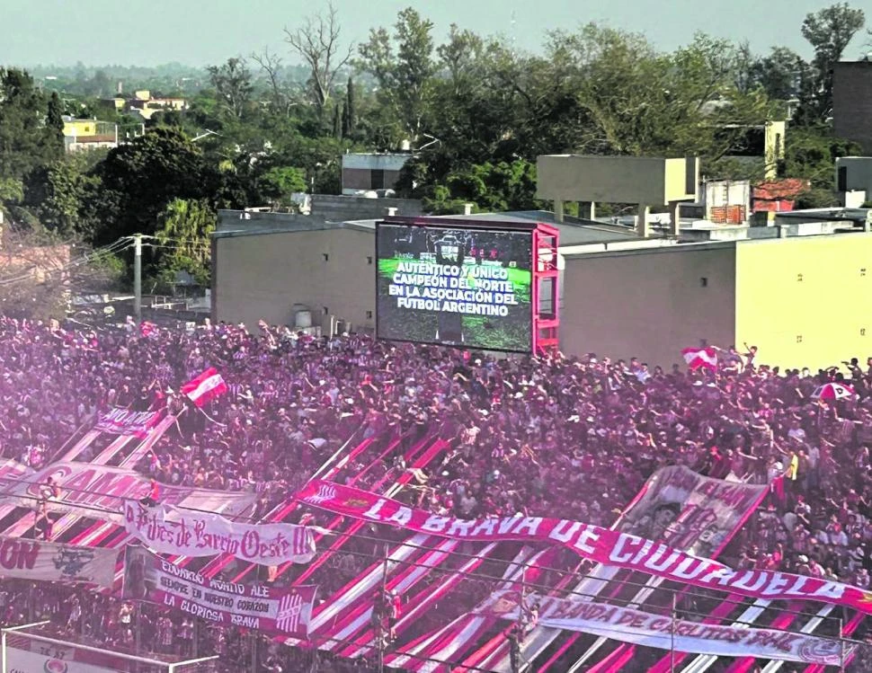 TENSIÓN. La barra brava de San Martín está en plena interna.