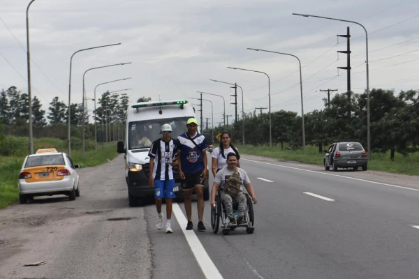 Marchan en silla de ruedas para agradecerle a la Virgen del Valle