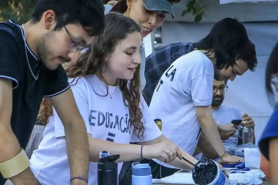 EN EL ACTO. Los estudiantes de Aquitectura y Diseño se encargarán de estampar textiles con frases por la educación pública. / INSTAGRAM @asamblea.estudiantesfaunt