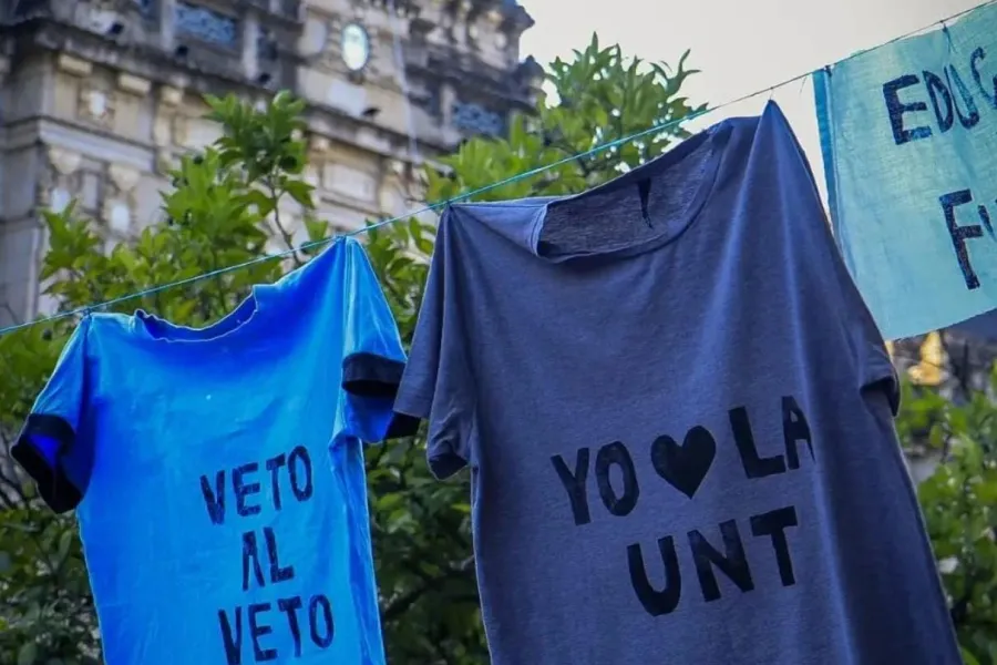 POR ESTUDIANTES. Los interesados en tener su remera estampada deben llevar una de color claro. / INSTAGRAM @asamblea.estudiantesfaunt