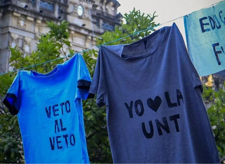 POR ESTUDIANTES. Los interesados en tener su remera estampada deben llevar una de color claro. / INSTAGRAM @asamblea.estudiantesfaunt