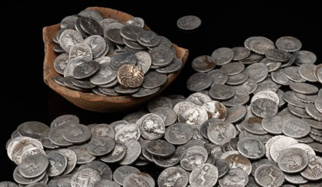 Encontraron un tesoro de monedas del Imperio Romano valuado en más de 125.00 dólares.