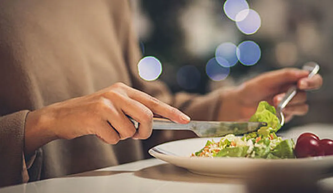 Los niveles de azúcar en sangre peuden aumentar si comemos depsués de esta hora. 