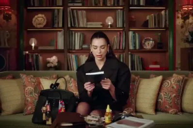 Dua Lipa reveló que lleva en su cartera libros de dos autores argentinos: ¿quiénes son?