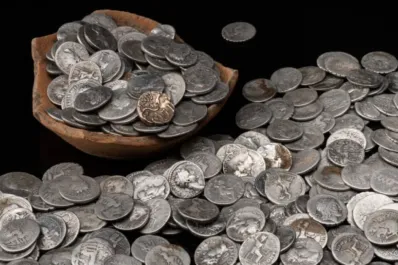 Descubren un tesoro de más de 1300 monedas de oro y plata del Imperio Romano durante una construcción
