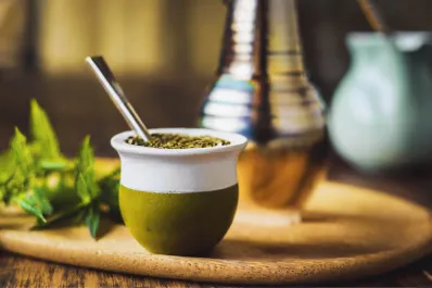 La hierba para el mate que alivia el dolor de estómago y previene la indigestión