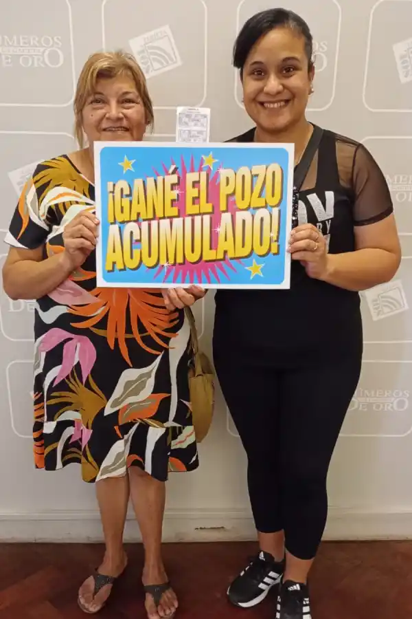 CON SU HIJA. Berta María Luz Puente llegó a retirar su premio bien acompañada.