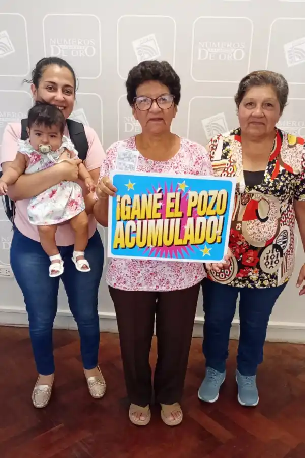CUATRO MUJERES. Norma Esther Arreyes, con su hermana y con sus sobrinas.