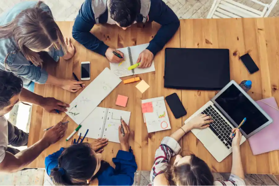 EDUCACIÓN NO FORMAL. La UNT tiene una oferta variada de talleres, desde idiomas hasta periodismo. / PEXELS.