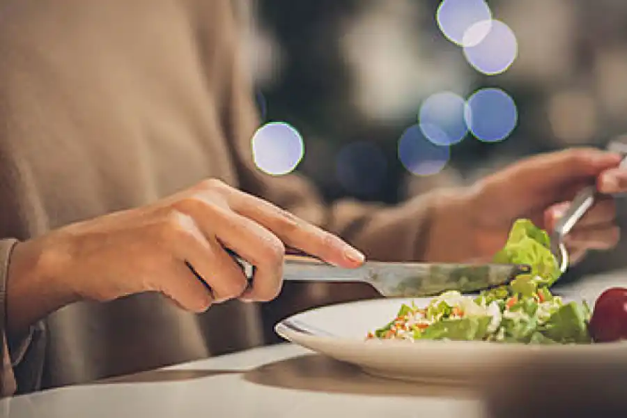 Los niveles de azúcar en sangre peuden aumentar si comemos depsués de esta hora. 