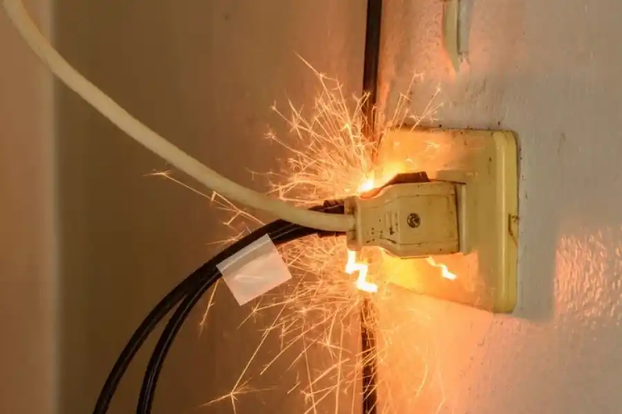 Un tomacorrientes viejo puede ser un peligro para el hogar y debe cambiarse lo más pronto posible.