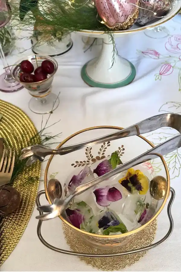 Hielera con detalles dorados y flores comestibles.