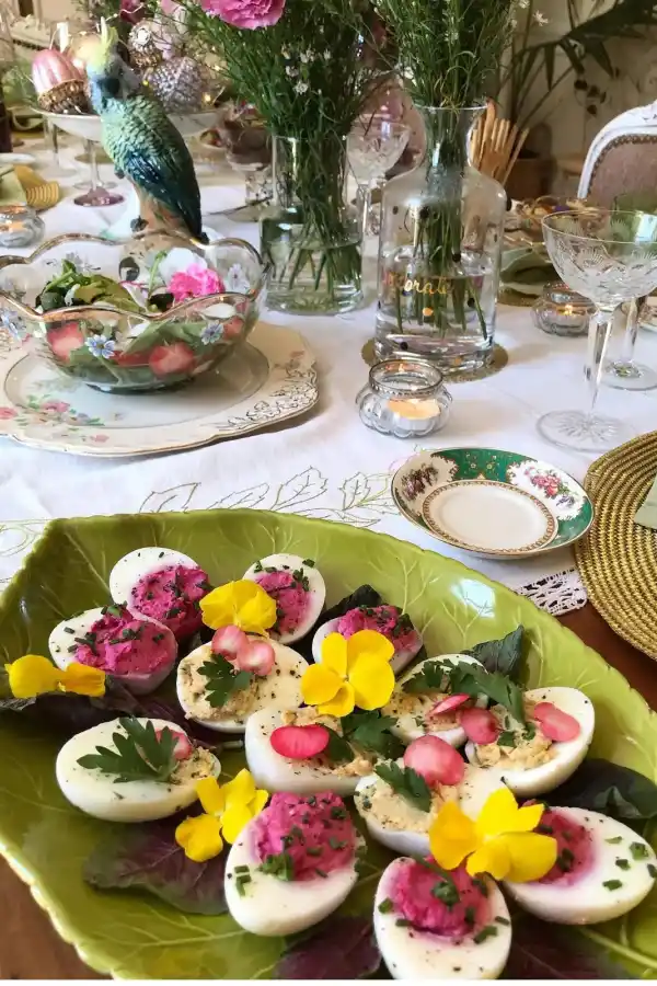 Huevos rellenos: mezcla de yema de huevo, puré de remolacha y queso mascarpone. Sal, pimienta negra y ciboulette por encima.