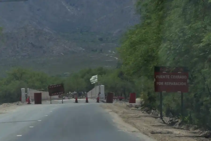 DESVÍO. Un cartel alerta a los conductores respecto del estado del puente, que el Gobierno está reparando.