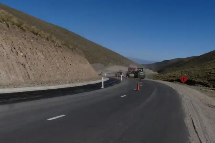 ÁREA. Reparan 40 kilómetros, de El Infernillo al puente de Santa María.