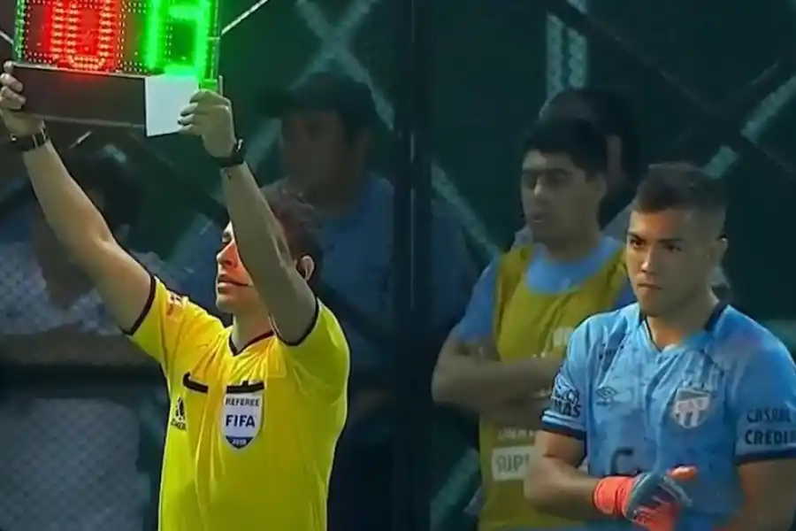 DEBUT COPERO. Franco Pizzicanella ingresó en el partido frente a Libertad de Paraguay en la Libertadores  por la expulsión de Alejandro “Oso” Sánchez.