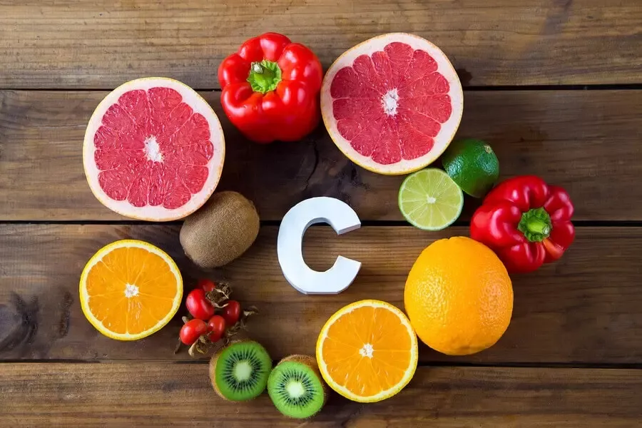 Aunque los cítricos son los alimentos más conocidos por su vitamina C, hay muchas frutas y verduras que la contienen.