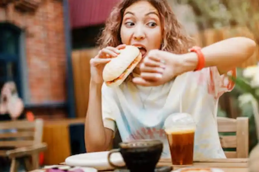 Los mejores horarios para cenar en verano y cuidar de nuestro bienestar. 