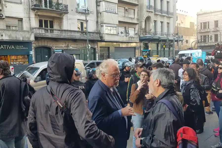 Un recorrido por Buenos Aires con Jon Lee Anderson y el detrás de escena de su perfil de Javier Milei