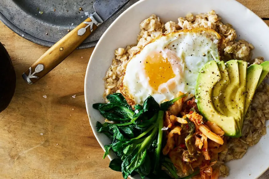 Tostado de avena y palta para desayunar y empezar el día con energías