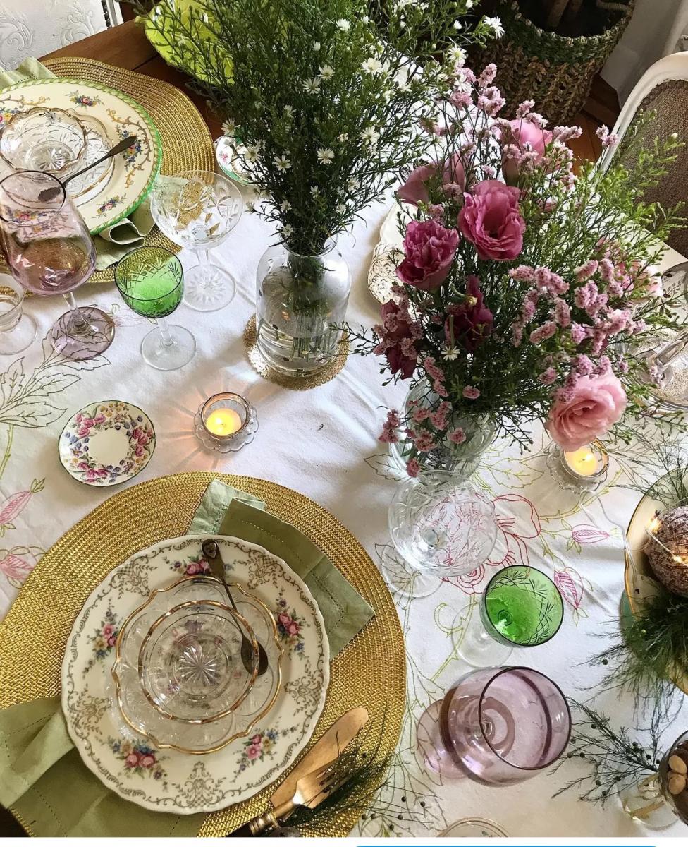 Servilletas de tela y mantel antiguo bordado con hermosas flores le dan el toque vintage a la mesa.