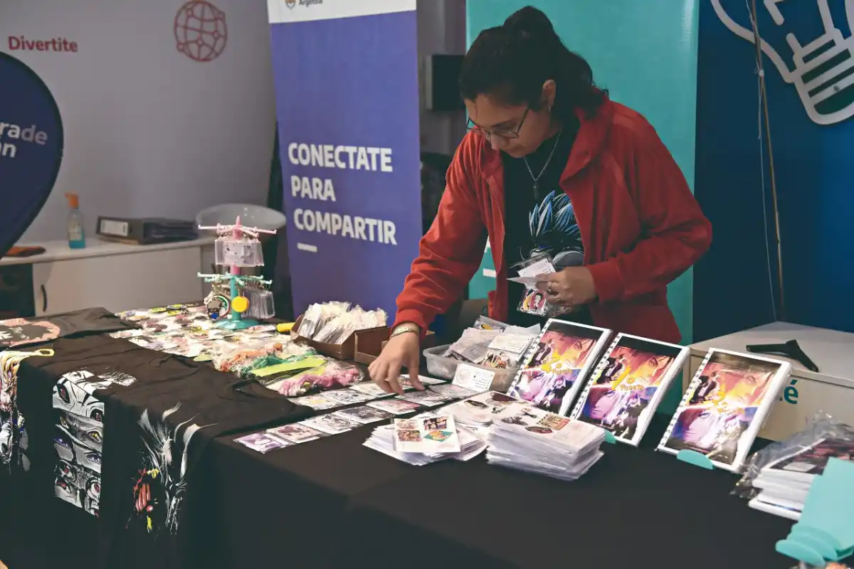 PRODUCTOS. Había pósters de personajes de animé, calcos y llaveros.