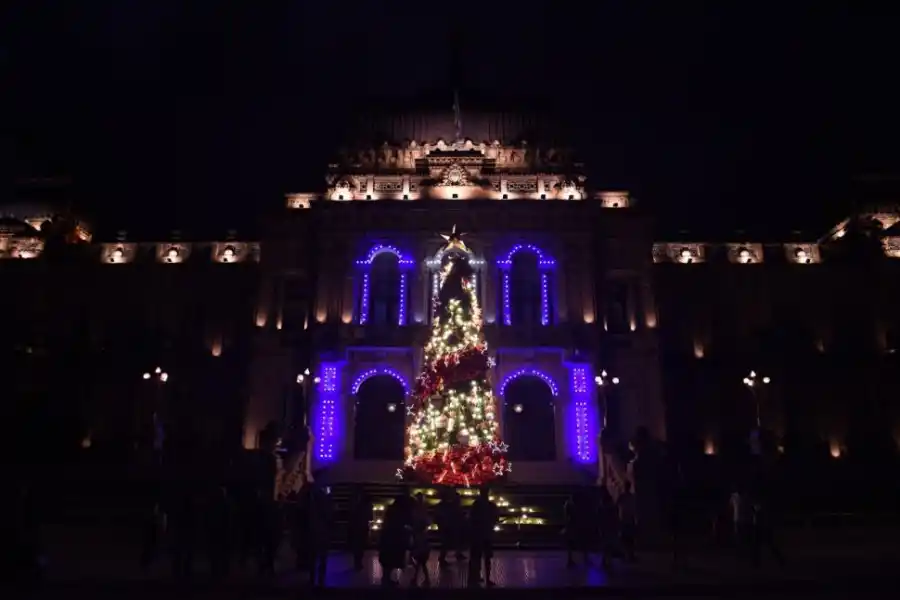 EN LA CASA DE GOBIERNO. Las explanada luce ya su árbol navideño.