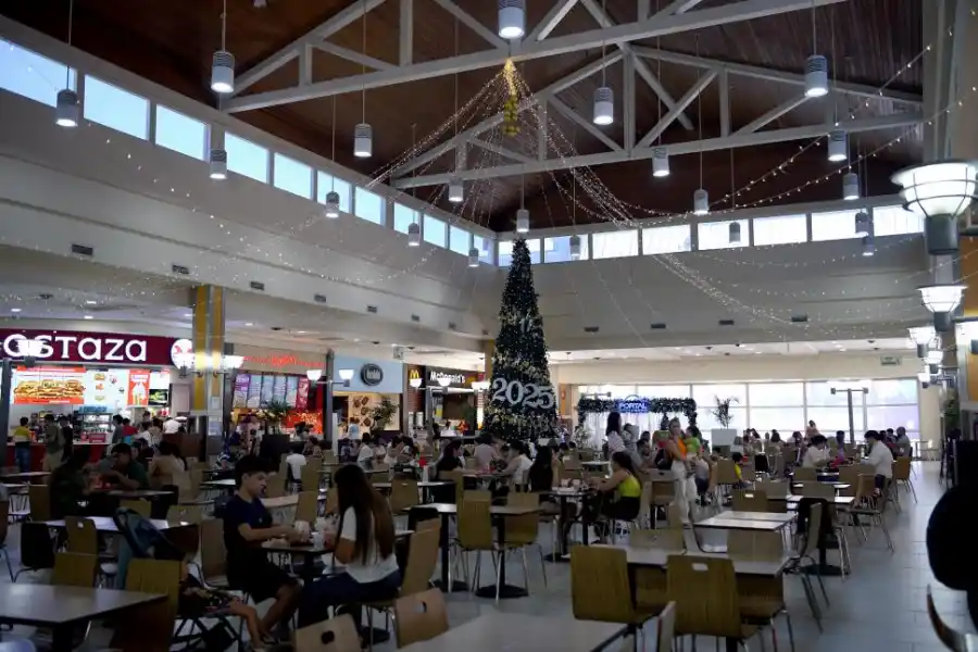 ORNAMENTADO. El patio de comidas del shopping Portal Tucumán.